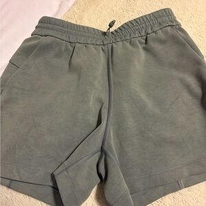 lululemon athletica Softstreme Women's Athletic Shorts - Gray Sz 4